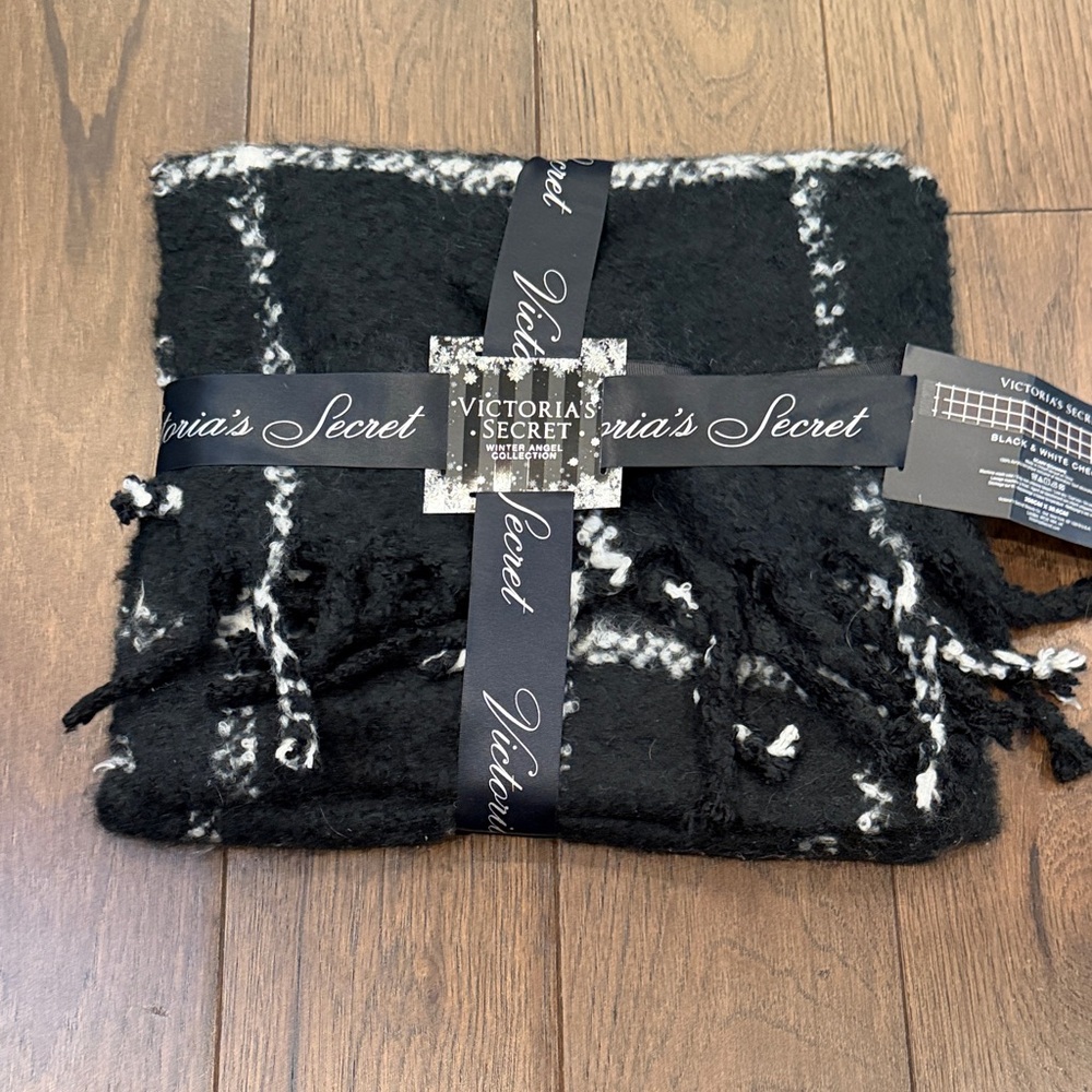 Victoria's Secret Black and White Plaid Scarf C8-016
